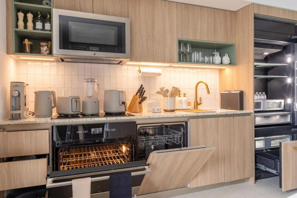 3701 Kaseya Center 2 Bdr Apt with Pool and Gym House in Miami