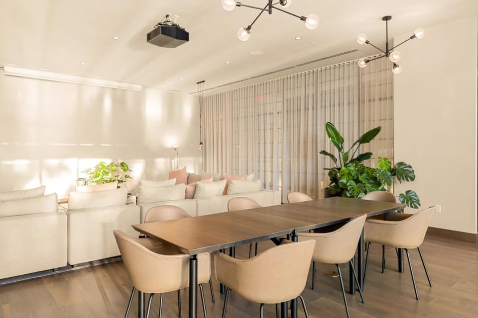 3005 golden305 2BR Apt mins to Wynwood and Brickell w Pool a Gym and PS5 House in Miami