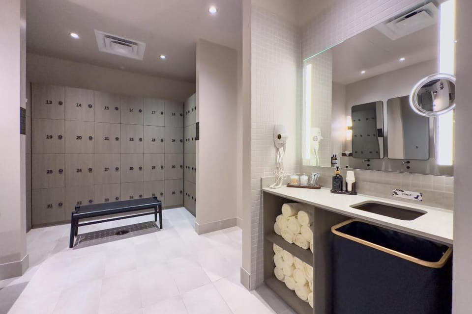 3005 golden305 2BR Apt mins to Wynwood and Brickell w Pool a Gym and PS5 House in Miami