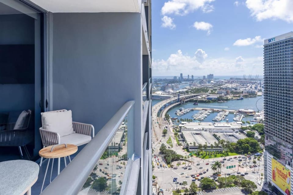 3610 Calm Blue Studio w Balcony View Pool and Gym House in Miami