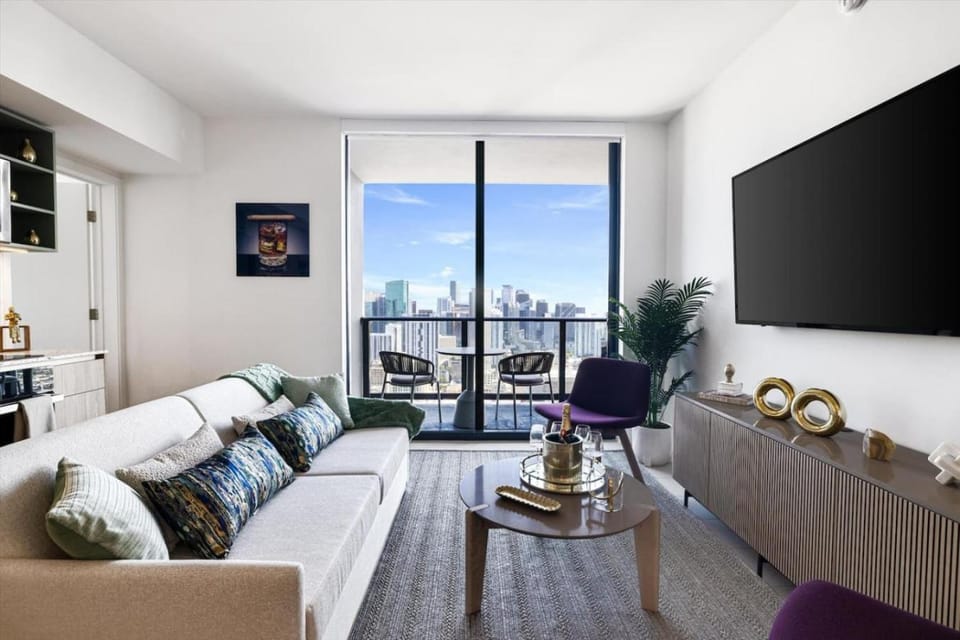 4305 High Floor Apt with City and Marina Views House in Miami