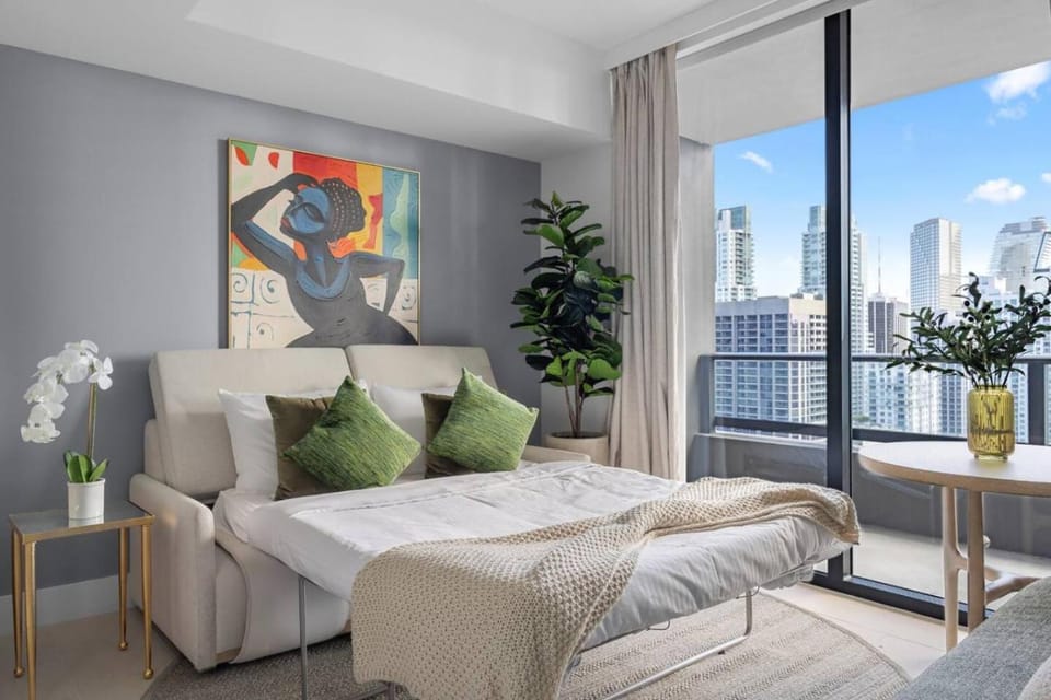 2414 Chic Stay in Miami Downtown with Bay and City Views a Pool and Gym House in Miami