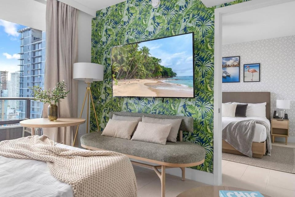 2414 Chic Stay in Miami Downtown with Bay and City Views a Pool and Gym House in Miami