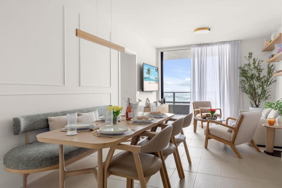 3615 Luxury Condo for 8 people with Gym and Pool in front of Kaseya Center House in Miami