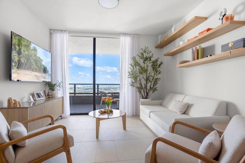 3615 Luxury Condo for 8 people with Gym and Pool in front of Kaseya Center House in Miami