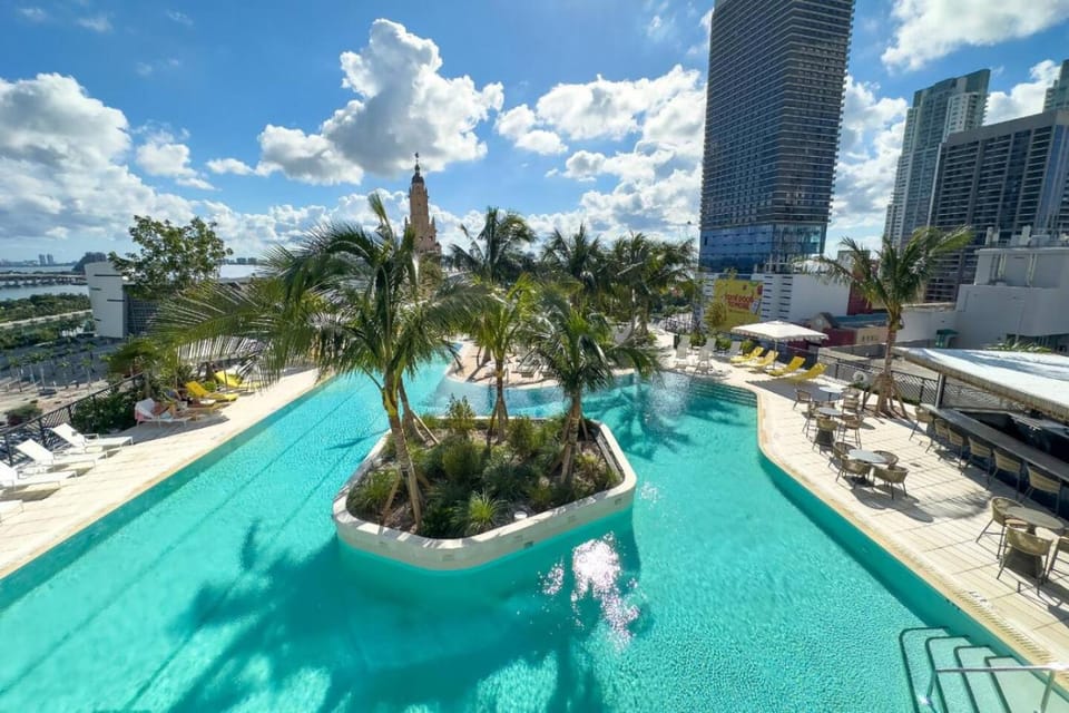 3013 Kaseya Center Apt for 4 people with Pool and Gym House in Miami