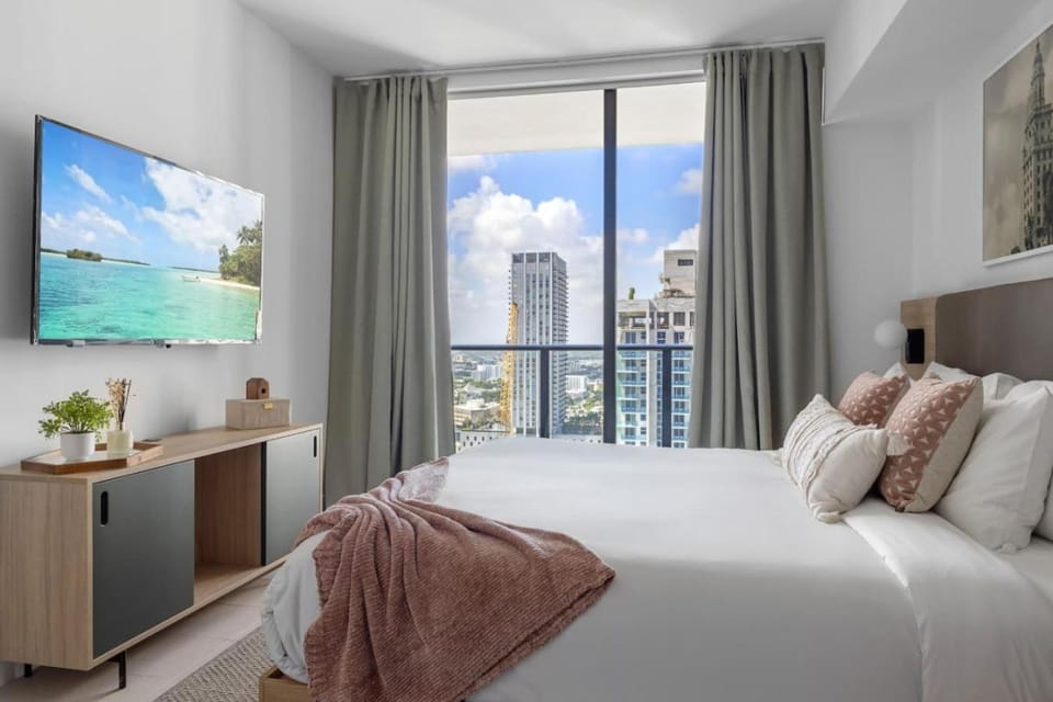 2704 Beautiful Downtown Apt with Gym Pool Spa Skyline Views and in front of Kaseya Center House in Miami