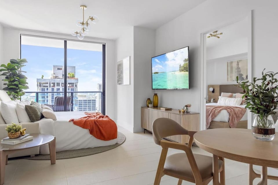 2704 Beautiful Downtown Apt with Gym Pool Spa Skyline Views and in front of Kaseya Center House in Miami