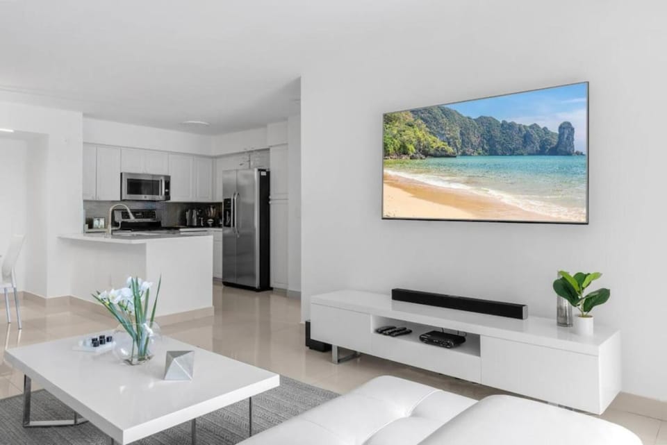 Aventura Mall Apt with Pool a Tennis Court and Free parking House in Aventura