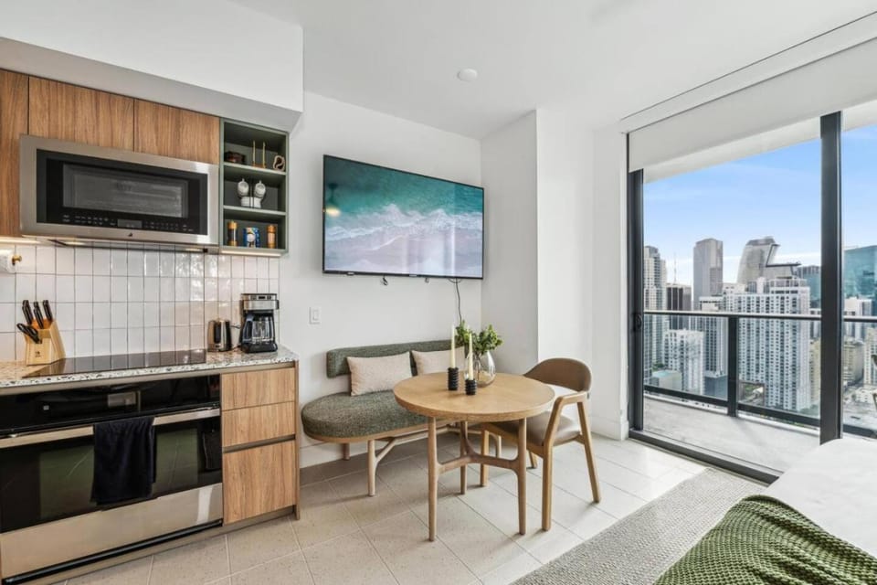 3312 Modern Apt in front of Kaseya Center with Pool and Gym House in Miami