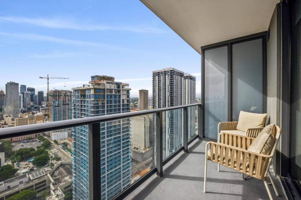 3312 Modern Apt in front of Kaseya Center with Pool and Gym House in Miami