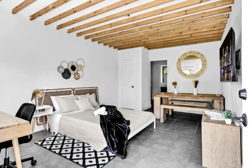 Unit 2 Cute Studio in North Miami 10min to beach Apartment in Miami Shores