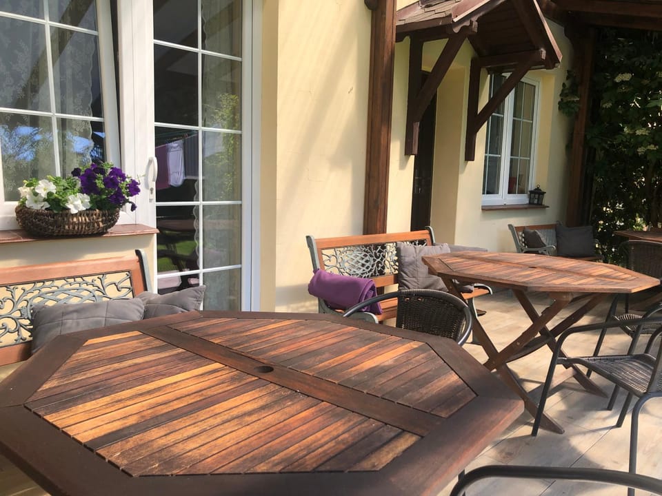 Patio, Day, Seating area