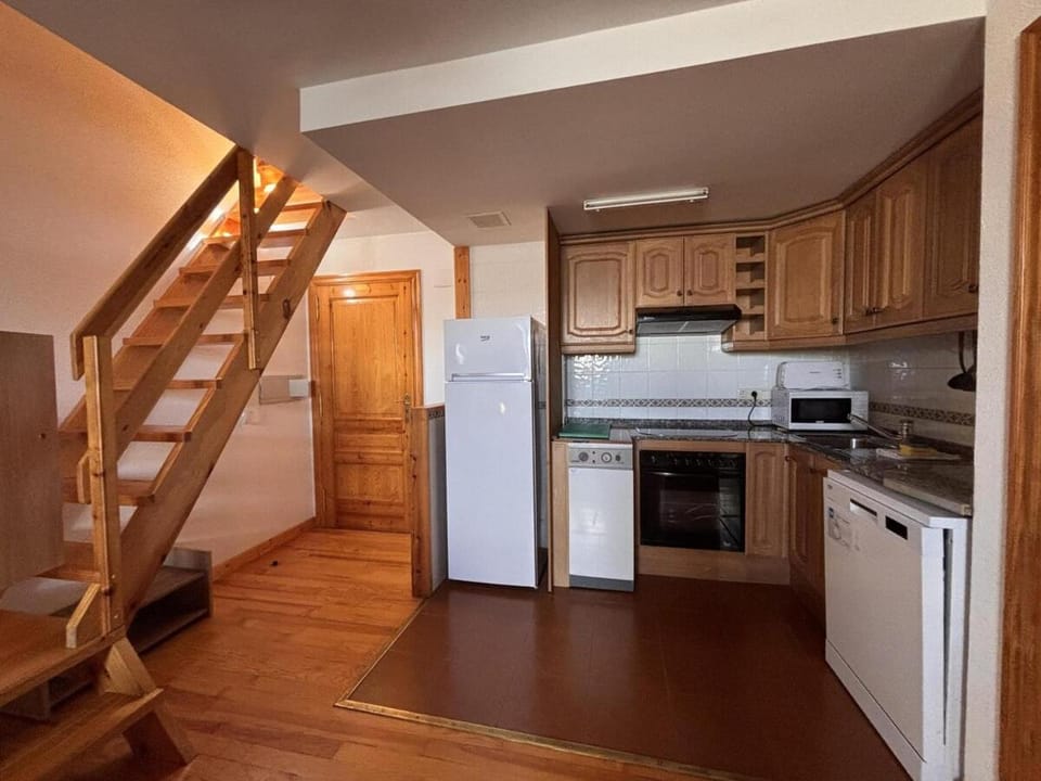 Kitchen or kitchenette, Dining area, dishwasher, oven, toaster