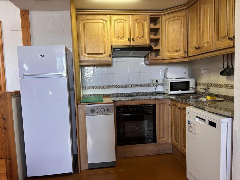 Kitchen or kitchenette, dishwasher, oven, toaster