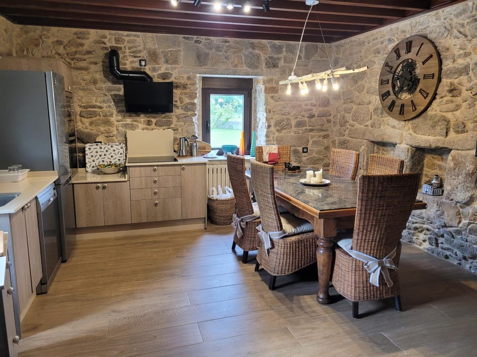 Kitchen or kitchenette, Dining area, oven