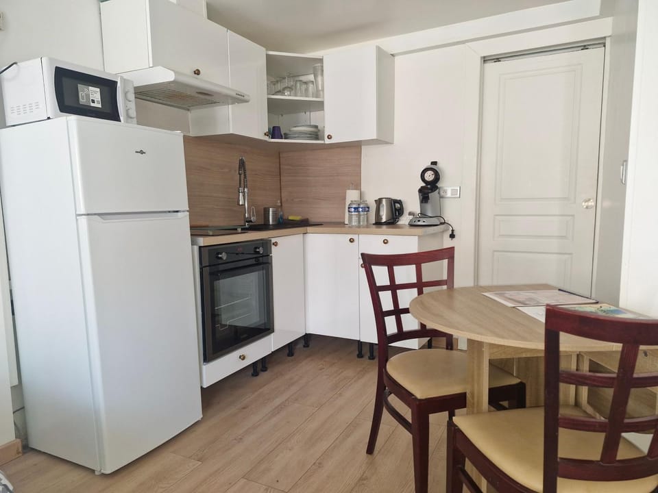 Kitchen or kitchenette, Dining area, oven, pet friendly, stove, toaster