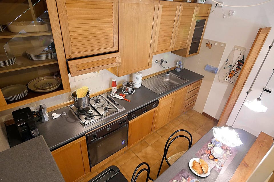 Coffee/tea facilities, Kitchen or kitchenette, dishwasher, stove