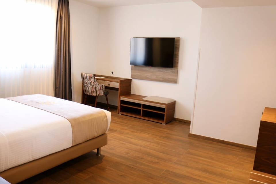 Bed, TV and multimedia, Bedroom