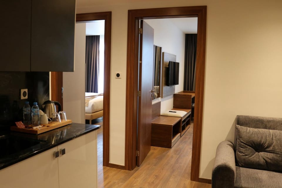 TV and multimedia, Kitchen or kitchenette, Living room, Seating area, Bedroom