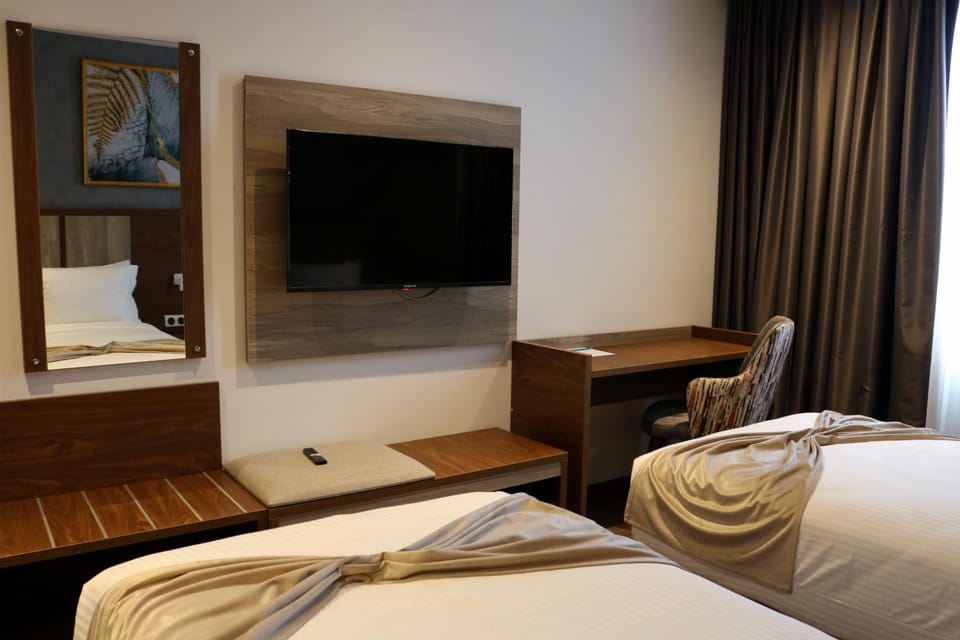 Bed, TV and multimedia, Bedroom