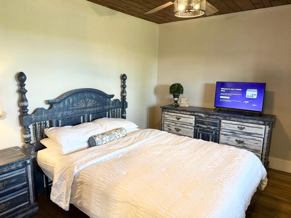 TV and multimedia, Photo of the whole room, Bedroom