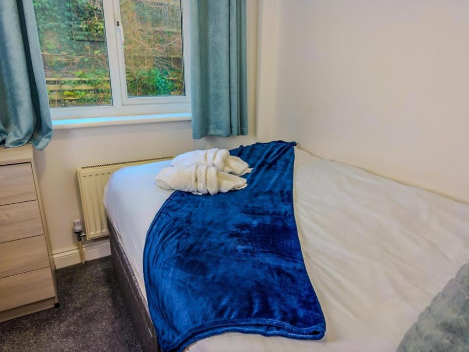 Modern 5 BR Home By AltoLuxoExperience Short Lets & Serviced Accommodation With Free Wifi & Parking House in Bristol