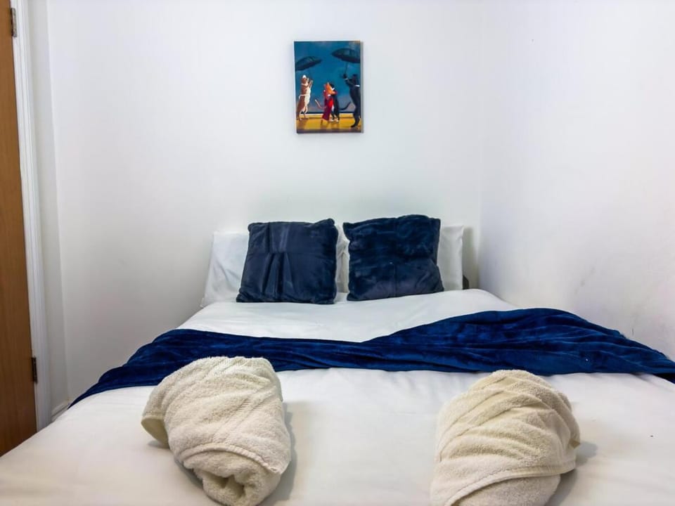 Modern 5 BR Home By AltoLuxoExperience Short Lets & Serviced Accommodation With Free Wifi & Parking House in Bristol