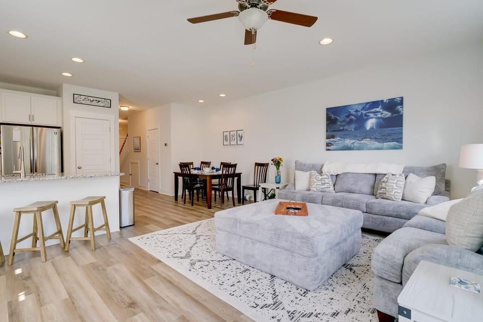 Modern Family Home in Hampstead w/ Patio & Grill! House in Topsail