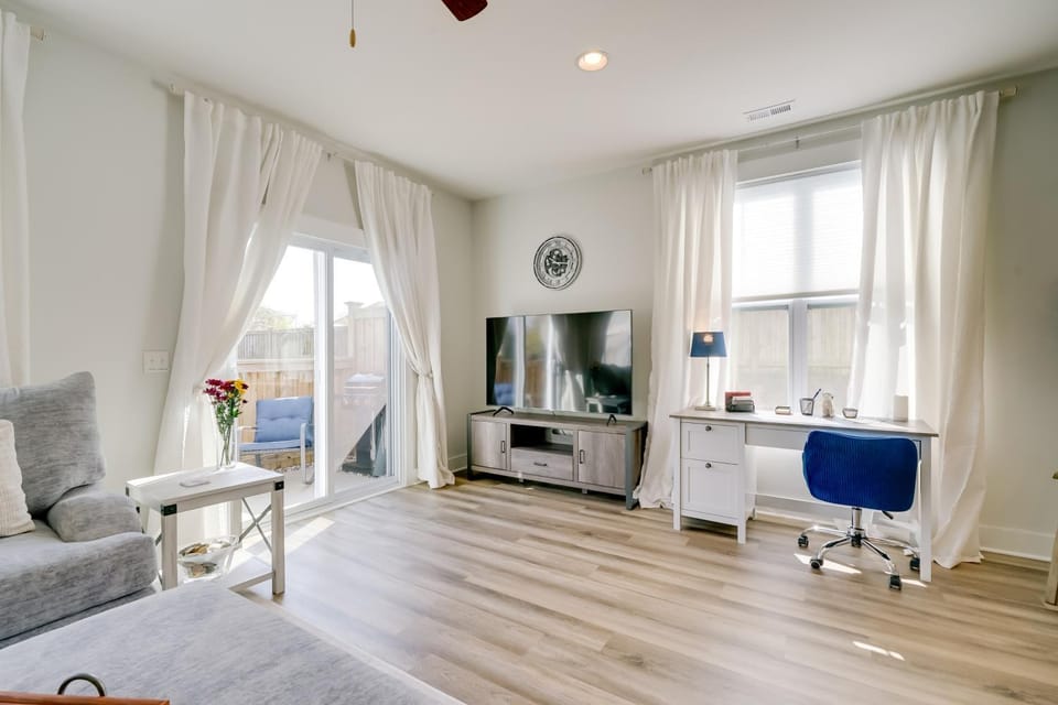 Modern Family Home in Hampstead w/ Patio & Grill! House in Topsail
