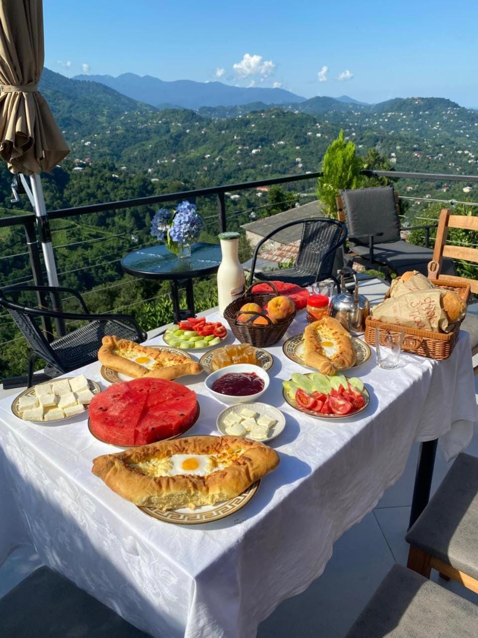 Food and drinks, Dining area, Food, Mountain view, Buffet breakfast, Lunch, Dinner