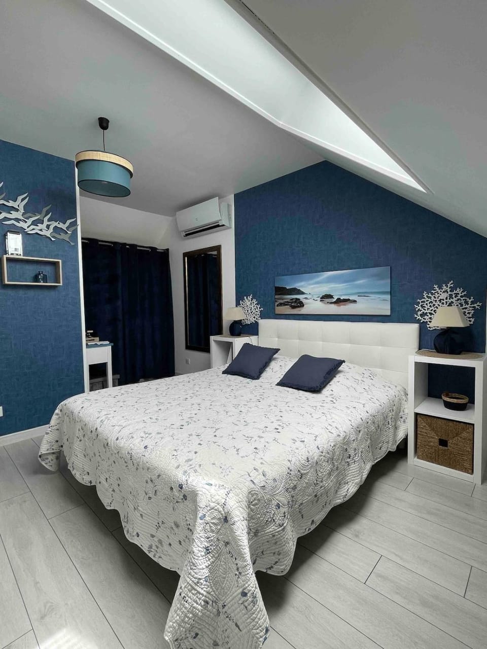 Bed, Photo of the whole room, Bedroom