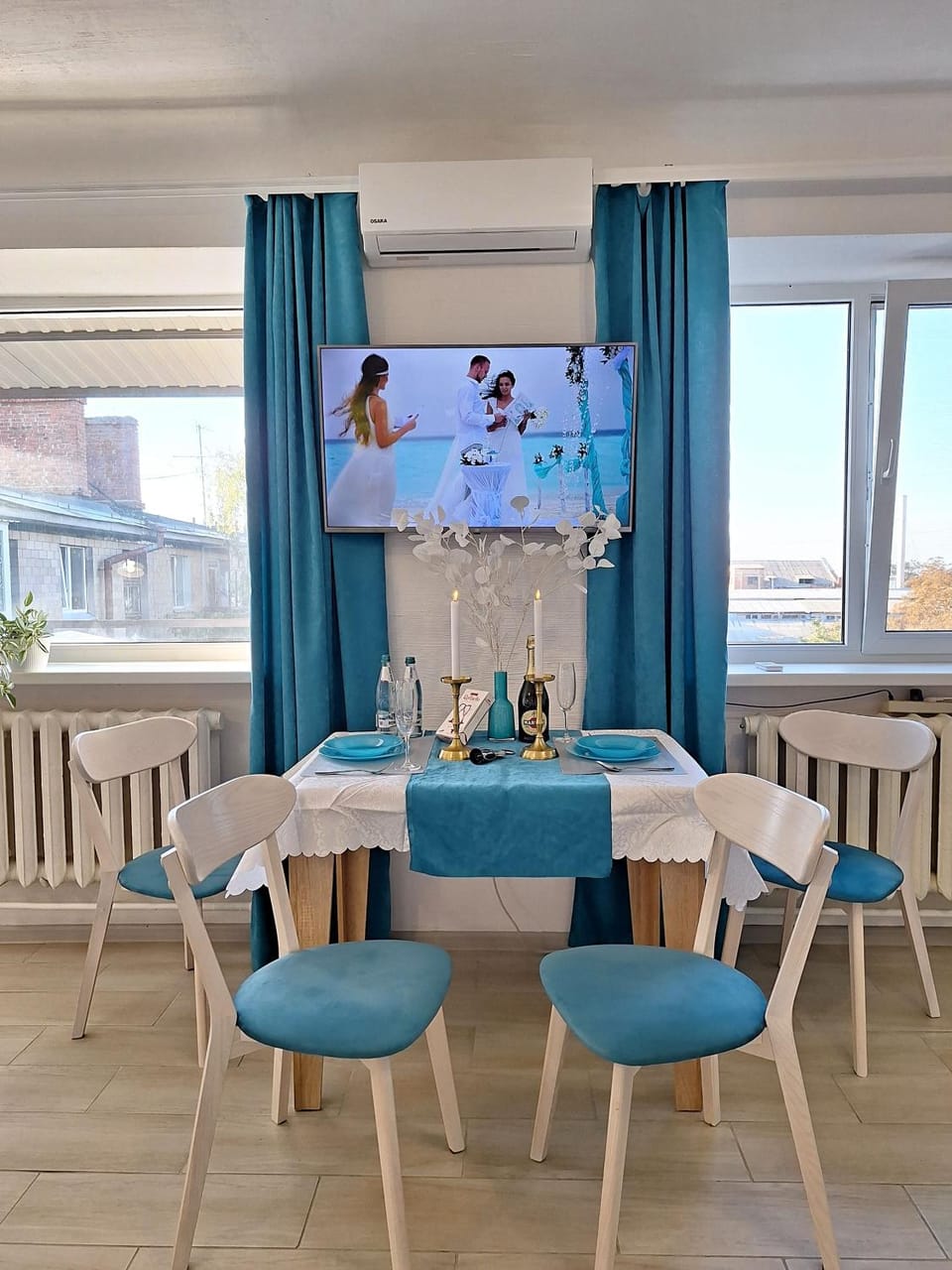 People, TV and multimedia, Dining area, group of guests