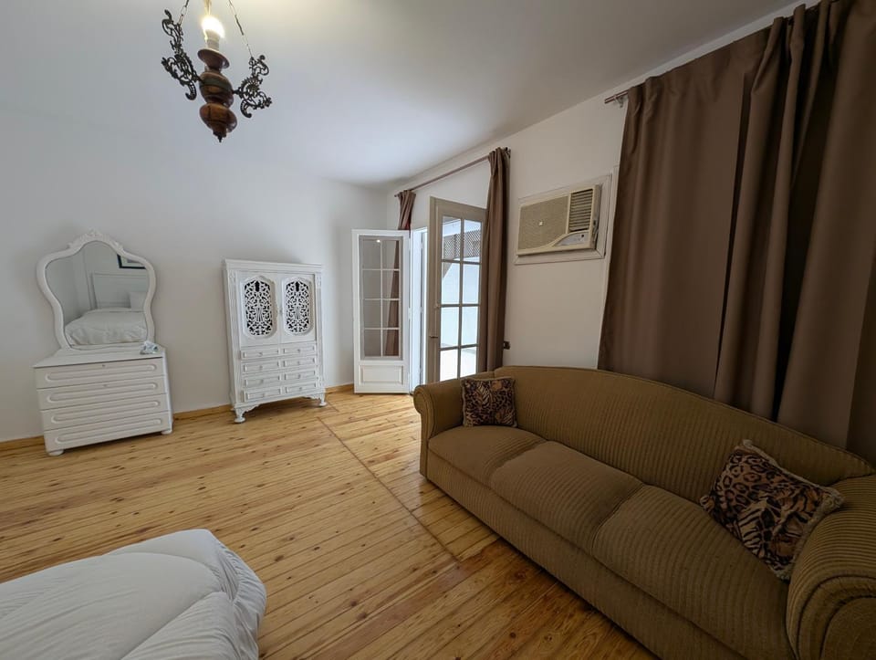 Bed, Photo of the whole room, Seating area, Bedroom
