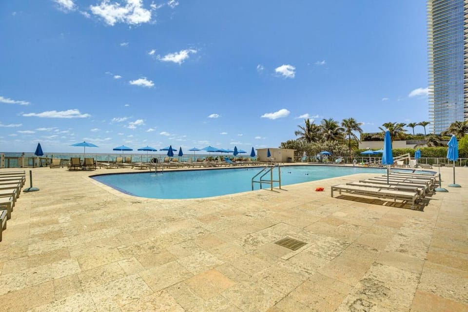 Sunny Isles Beach Ocean View Studio with Balcony Apartment in Sunny Isles Beach