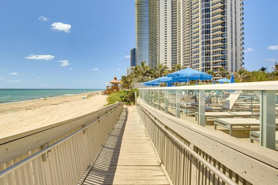 Sunny Isles Beach Ocean View Studio with Balcony Apartment in Sunny Isles Beach