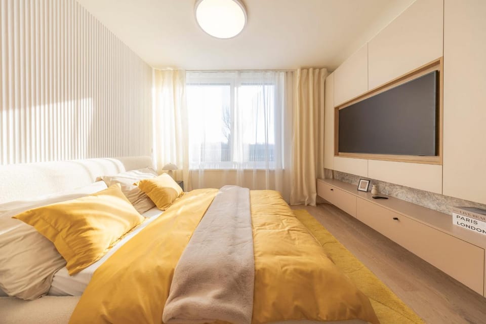 Bed, TV and multimedia, Photo of the whole room, Bedroom