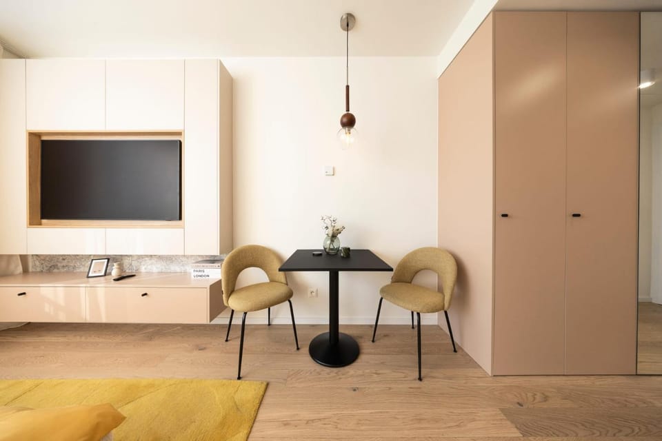 TV and multimedia, Seating area, Dining area