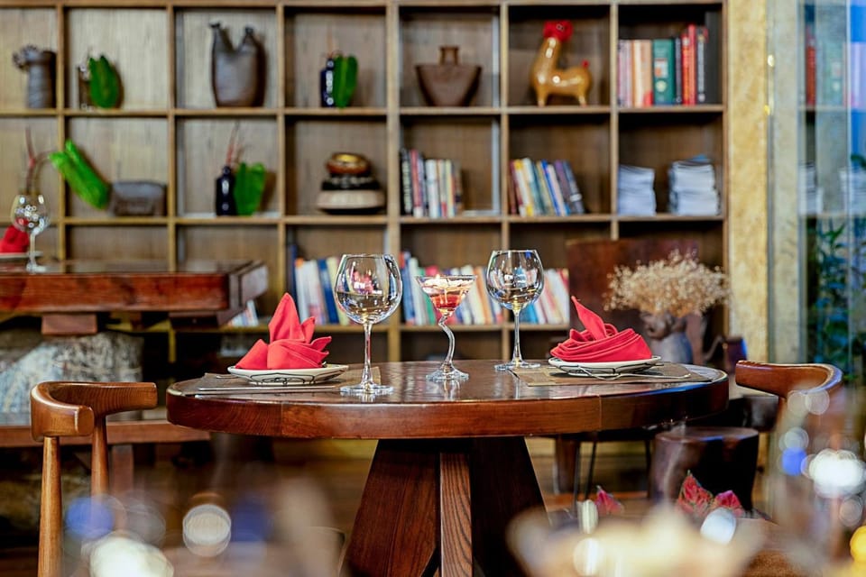 Restaurant/places to eat, Restaurant/places to eat, Lounge or bar, Banquet/Function facilities