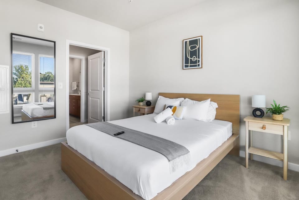 Bed, Photo of the whole room, Bedroom, towels