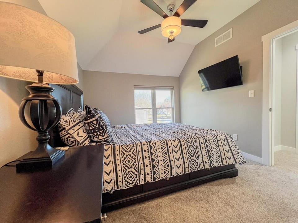 3Bed 2Bath Outdoor Oasis, Fenced Yard, HOT TUB! House in Cedar Falls