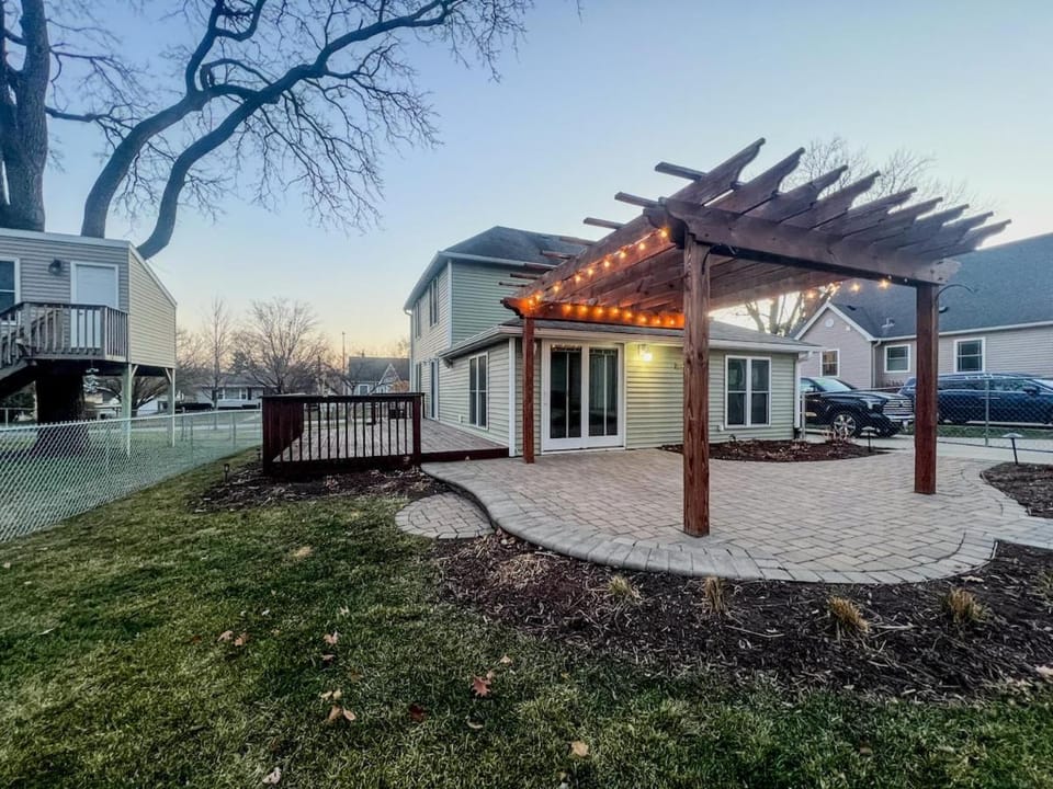 3Bed 2Bath Outdoor Oasis, Fenced Yard, HOT TUB! House in Cedar Falls