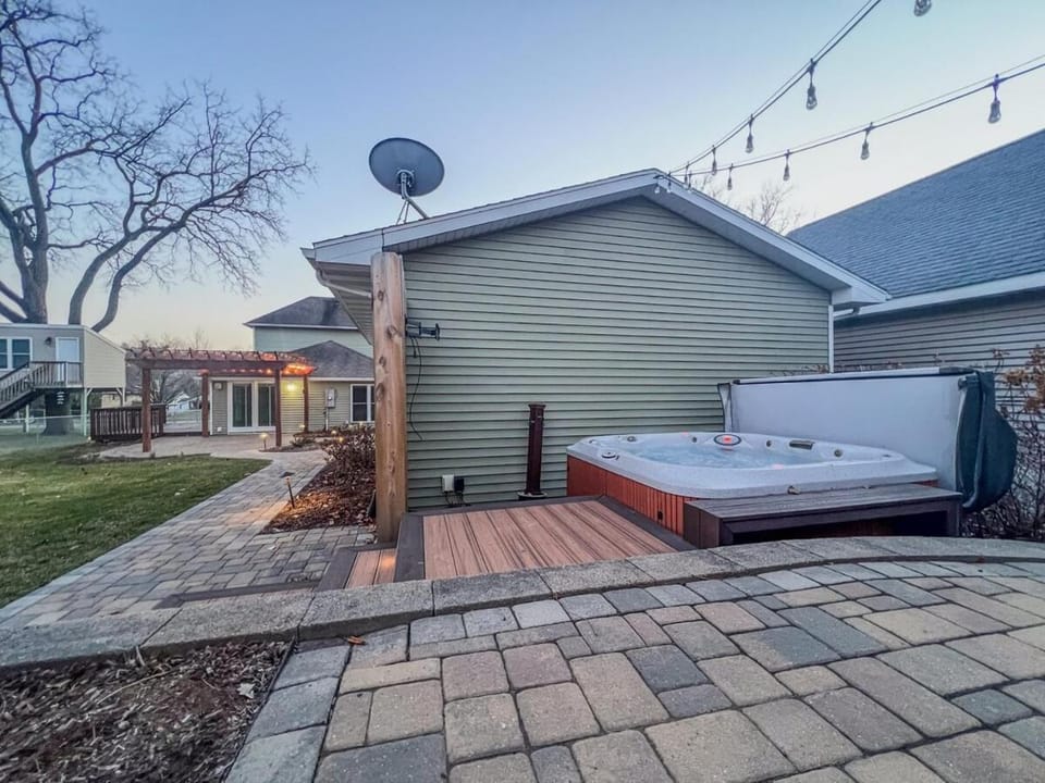 3Bed 2Bath Outdoor Oasis, Fenced Yard, HOT TUB! House in Cedar Falls
