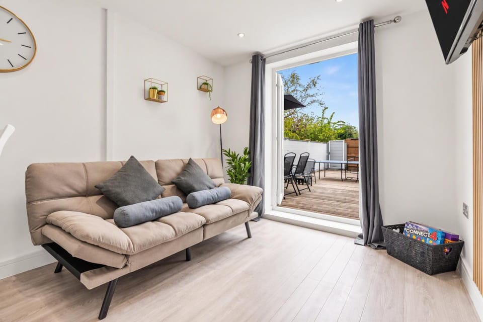 Game Room, TV and multimedia, Living room, Garden view