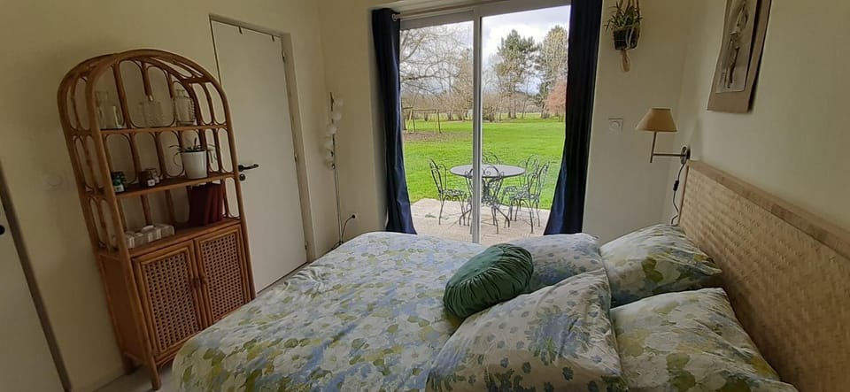 Photo of the whole room, Bedroom, Garden view