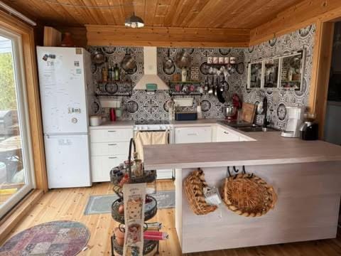 Kitchen or kitchenette, oven