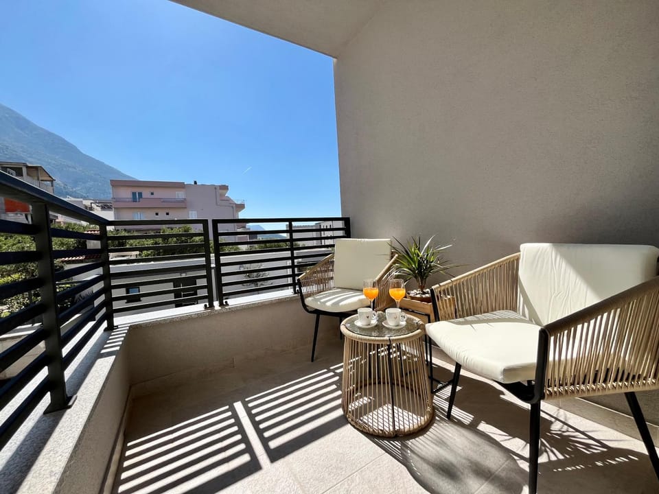 Day, Balcony/Terrace, Seating area