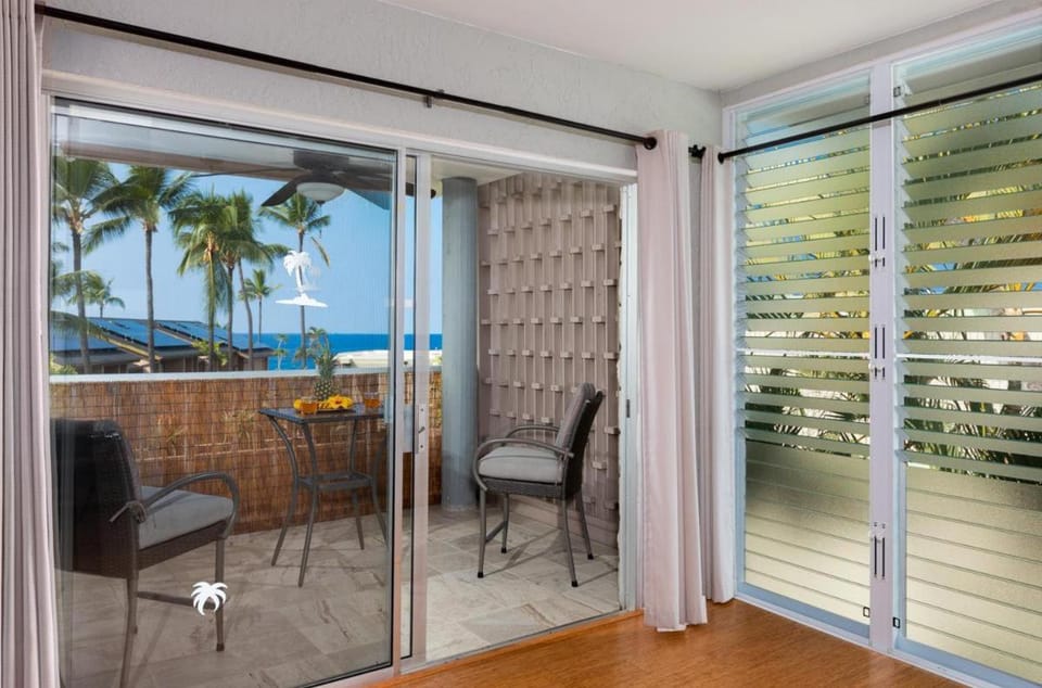 Alii Villas#320 Remodeled Top Floor & Ocean Views! House in Holualoa