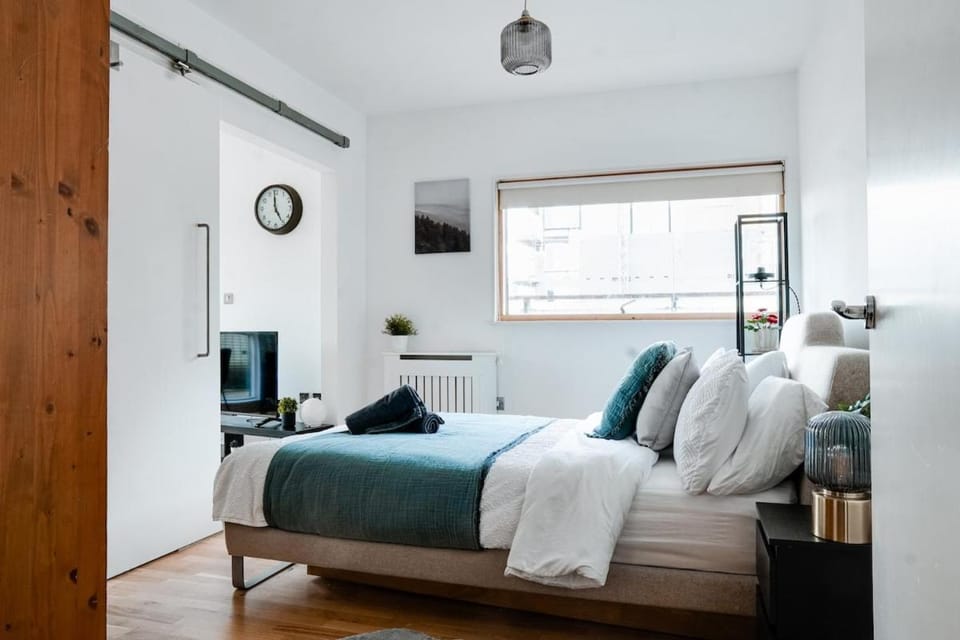 Bed, TV and multimedia, Living room, Photo of the whole room, Seating area, Bedroom, towels