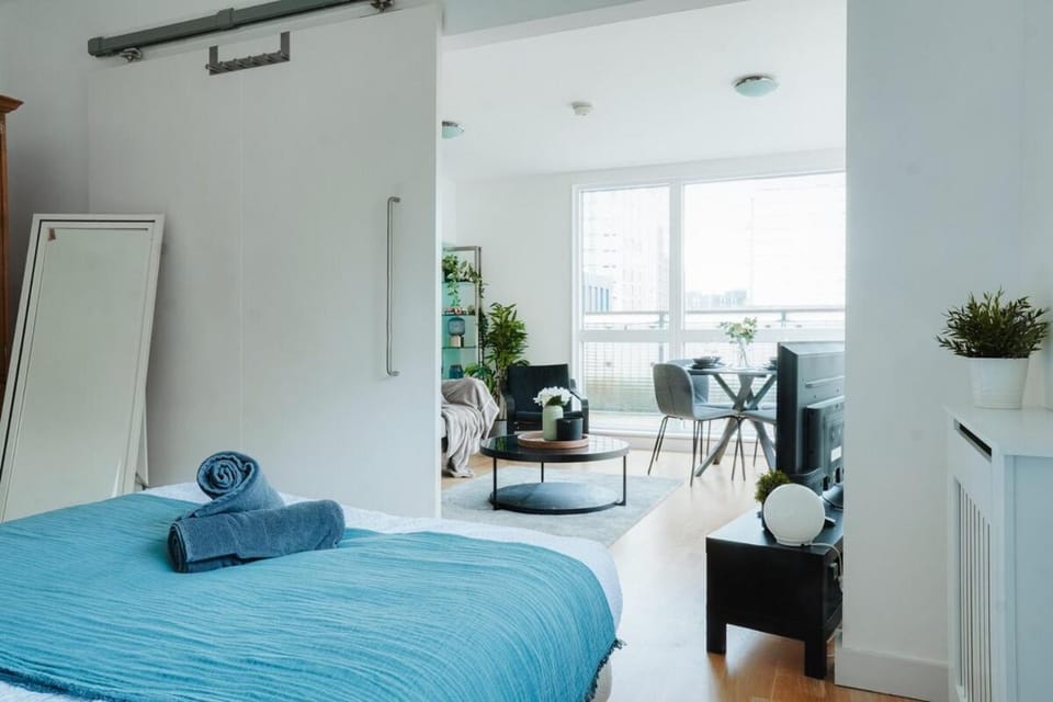 Bed, Living room, Photo of the whole room, Seating area, Bedroom, towels